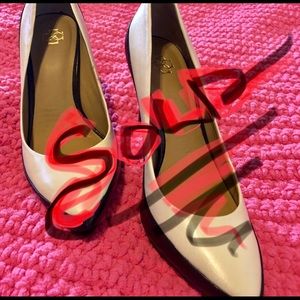 💰💰SOLD💰💰💰Ann Taylor Black/Cream Pumps Sz7